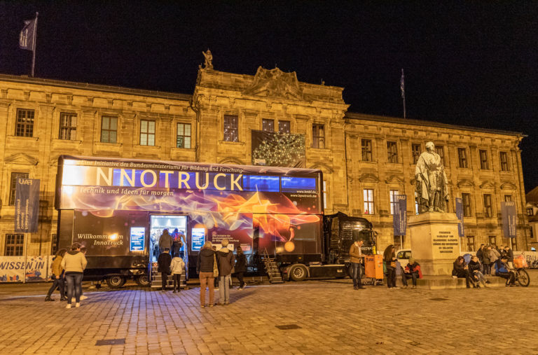 Innotruck am Schloßplatz in Erlangen, Foto: Siemens-Fotogruppe - Fabiana Garske-Jou