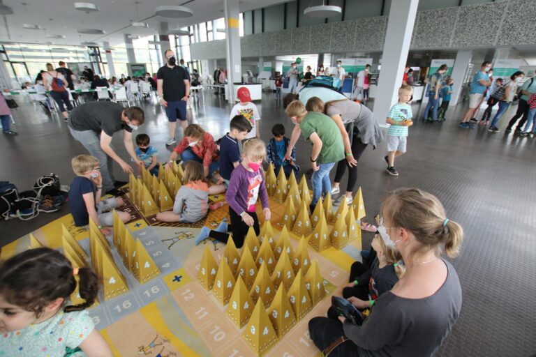 Matheland im Kinderprogramm am Erlanger Südgelände, Foto: Heizo Takamatsu