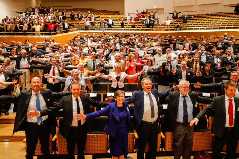 Die Besucher*innen des Wissenschaftstag in Bamberg mit der EMN-Kampagnen-Geste "Platz für ..."