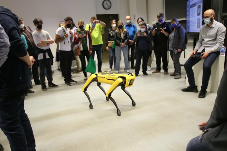 Robo-Hund an der TechFak in Erlangen, Foto: Heizo Takamatsu