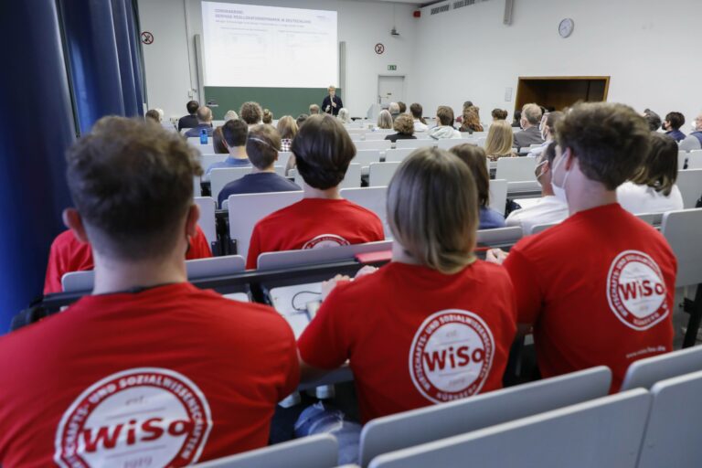 Vortrag von Prof. Dr. Veronika Grimm am Fachbereich Wirtschaft- und Sozialwissenschaften der FAU, Foto: Giulia Iannicelli