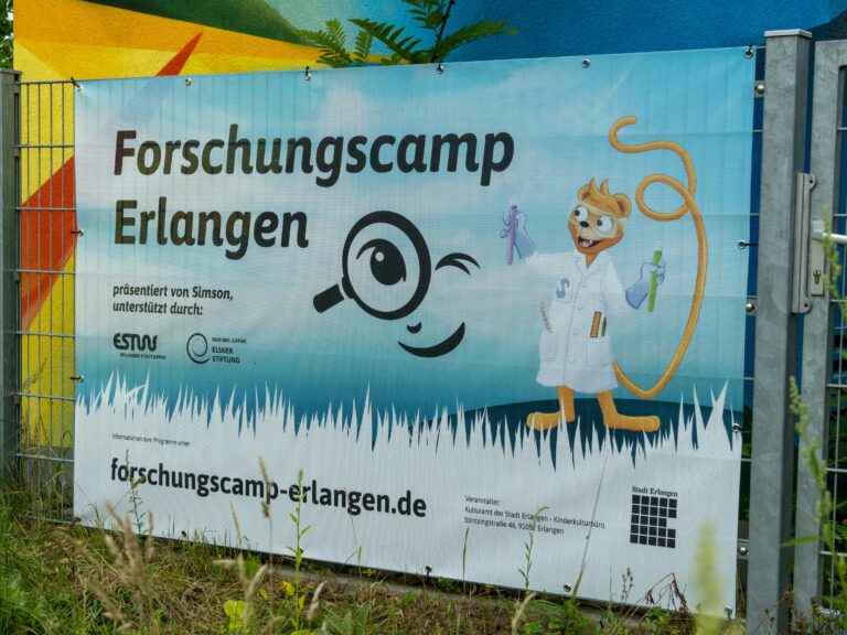 Forscher Simson präsentiert das Forschungscamp