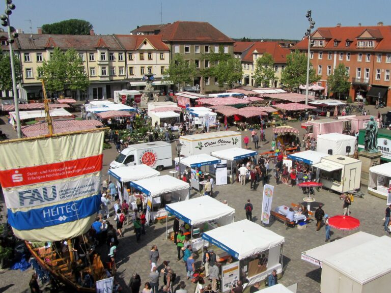 Blick von oben auf den Markttag des Wissens in Erlangen, Foto: Kulturidee