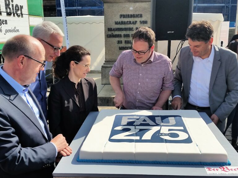 Oberbürgermeister Florian Janik und FAU-Präsident Joachim Hornegger schneiden die FAU-Jubiläumstorte an, Foto: Kulturidee